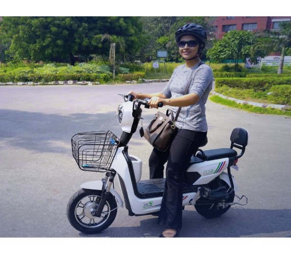 GET 1 Electric Scooter Yulu Bike , 48V 16AH(Lithium-ION) Battery Scooter For adult(Up to 60-70Kms)-White(For Delhi Residents only Upto Rs. 5000)